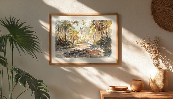 「ハワイのトロピカルな小径を描いた水彩アートが、自然光の差し込むインテリアの壁に飾られている様子。木製フレーム、観葉植物、ナチュラルな雑貨が並ぶ落ち着いた空間。」