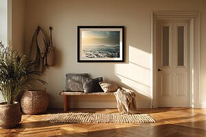 朝の柔らかな光が差し込む玄関に、ハワイの海のアートが飾られたインテリア。木製ベンチとクッション、観葉植物が並ぶ落ち着いた空間。