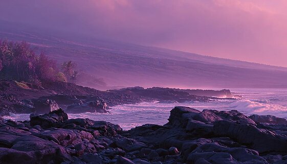 紫色の光に包まれたハワイ島の海岸の風景。溶岩の黒い岩場と静かな波が広がり、夜明け前の淡い光が大地を照らす静寂の景色を描いたイメージ。