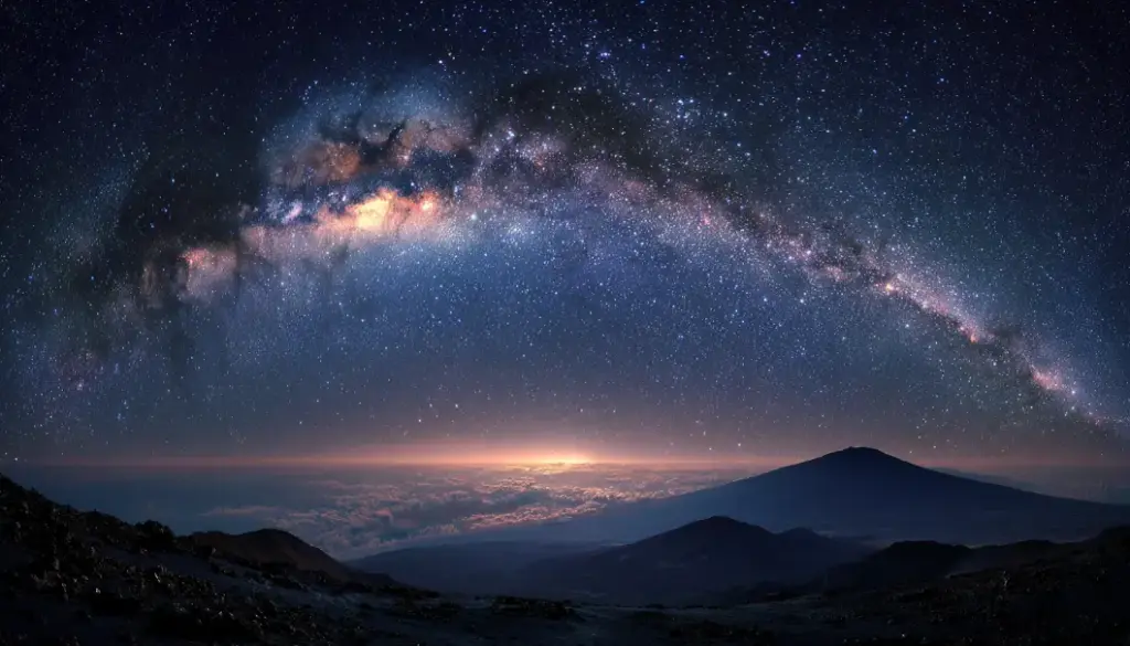満天の星が広がるマウナケアの夜空と静かな山の風景