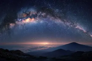 満天の星が広がるマウナケアの夜空と静かな山の風景