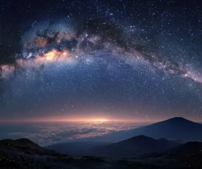 満天の星が広がるマウナケアの夜空と静かな山の風景