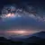 満天の星が広がるマウナケアの夜空と静かな山の風景