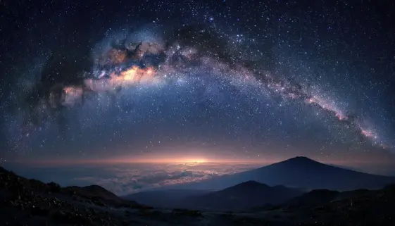 満天の星が広がるマウナケアの夜空と静かな山の風景